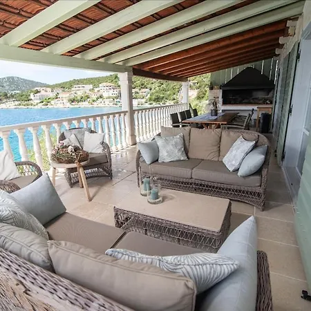 Luxury Seafront Croatia With Private Heated Pool 빌라 Vinišće