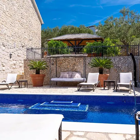 Вілла Luxury Seafront Croatia With Private Heated Pool Вінішчє