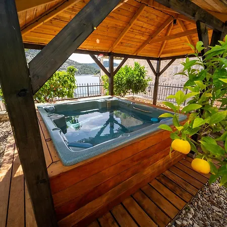 Luxury Seafront Croatia With Private Heated Pool * Вінішчє