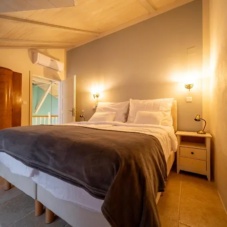 Вілла Luxury Seafront Croatia With Private Heated Pool Вінішчє